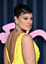 ŽENA OD SKORO 100 KILA ZASENILA CEO LONDON Niko nije disao kad je ušla! Ešli Grejem u žutoj toaleti ukrala šou svim manekenkama