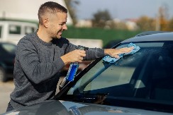 NAPRAVITE JEFTINO DOMAĆE SREDSTVO ZA ĆIŠĆENJE STAKLA NA KOLIMA Efikasnije je od skupih hemikalija - treba vam samo nekoliko sastojaka iz kuhinje