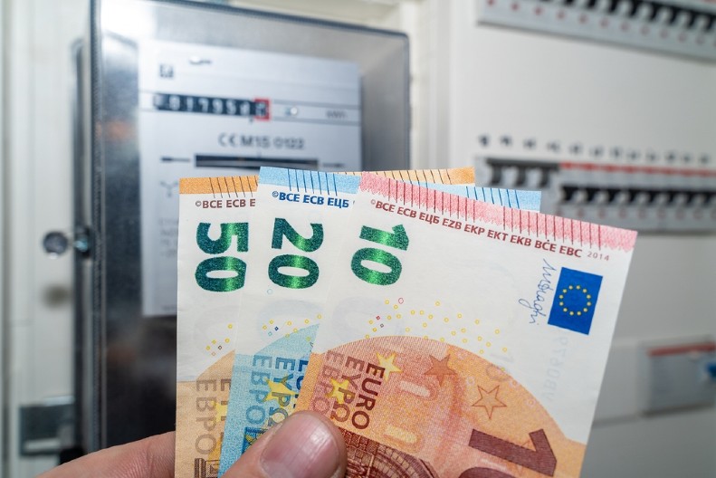 OVI KUĆNI UREĐAJI ISISVAJU STRUJU KAO VAMPIRI Godišnje vam iz džepa izvuku i do 180 evra