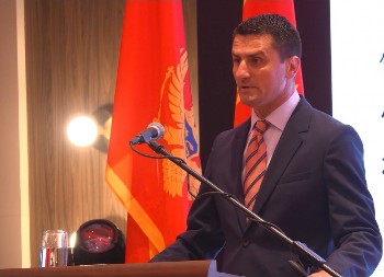 ZOGOVIĆ DEMANTUJE SKANDAL: Nisam video da je iko tražio da se skine kapa sa četiri ocila, takvo poniženje nikad ne bih dozvolio!