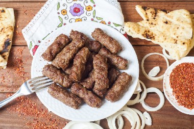 ĆEVAPI IZ RERNE OSVAJAJU NA PRVI ZALOGAJ Svi pitaju u čemu je tajna, bolji su od roštiljskih!