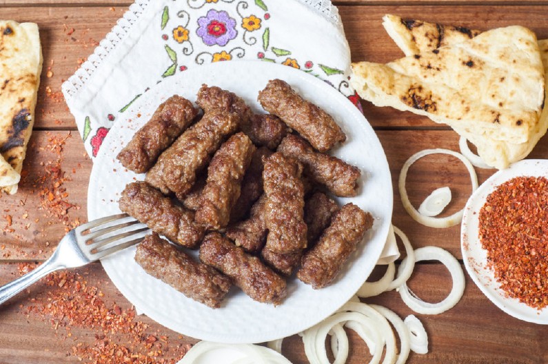 ĆEVAPI IZ RERNE OSVAJAJU NA PRVI ZALOGAJ Svi pitaju u čemu je tajna, bolji su od roštiljskih!