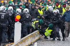 Antifa brutalno napala mladog patriotu AfD-a i njegovu sestru