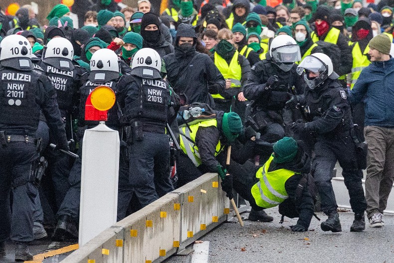 Antifa brutalno napala mladog patriotu AfD-a i njegovu sestru