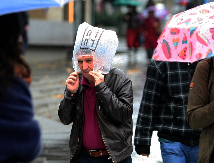 SRBIJO, SPREMI SE - ZIMA JE OTKAZANA! Ni traga od snega do ovog datuma, ali će već danas šibati olujni udari!