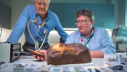 OVO NIKO NIJE OČEKIVAO Čovek godinama pokušavao da razbije kamen, a onda je saznao zapanjujuću istinu (VIDEO)