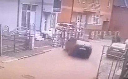 UŽAS U ROŽAJAMA! Autom se zaleteo na čoveka pa ga tukao drvetom – 25-godišnjak uhapšen (VIDEO)