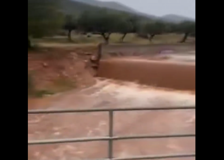 NEVIĐEN HAOS U GRČKOJ: Srpski turistički raj potopljen — ljudi beže na KROVOVE kuća (VIDEO)