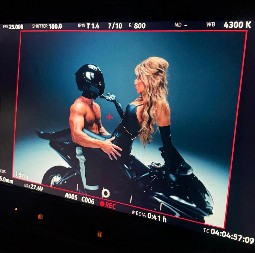 NEĆETE VEROVATI KO JE MISTERIOZNI FRAJER U SPOTU TEA TAIROVIĆ Golišav, nabildovan i sa kacigom na glavi! (FOTO+VIDEO)