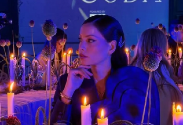 SVE OČI UPRTE U NJU! Mirka Vasiljević u noćnom provodu, zlatna narukvica, odelo koje oduzima dah i tajni poklon koji šokira (FOTO)