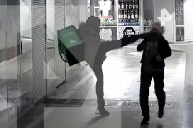 BAHATI DOSTAVLJAČ ŠUTNUO BAKICU U GLAVU! Pala i udarila o zid, poslat u psihijatrijsku ustanovu (UZNEMIRUJUĆ VIDEO)