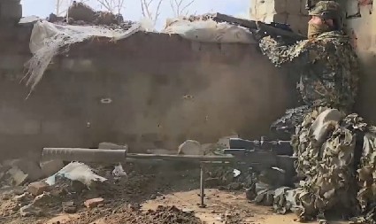 SNIMAK IZ UGLA RUSKIH SNAJPERISTA Ranili Ukrajinca, eksplodirala municija, a onda je počela MASOVNA PREDAJA