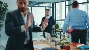 PAO MU MRAK NA OČI Muškarac zbog ove navike otkačio kolegu kojeg je vozio na posao