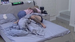 SINOĆ SE TUKLA SA BIVŠIM, JUTROS KAO DA SE NIŠTA NIJE DESILO Aneli Ahmić razmenjuje nežnosti sa Lukom, ne mare na kamere!