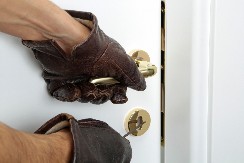 NESTANCI SU KRENULI PRED PRAZNIKE... U podrumima se dešava nešto što je zgranulo čitav komšiluk, OVO se našlo na meti lopova!