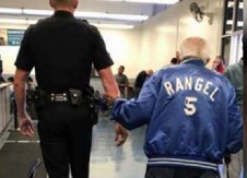 BANKA IZBACILA DEKU (94) NA ULICU Pozvali policajca da ga uhapsi, a on uradio nešto što ih je posramilo