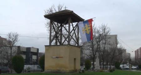 SKINUTA SRPSKA ZASTAVA SA ZVONARE CRKVE U LIPLJANU Reagovala Kancelarija za KiM: To je nastavak iste kampanje