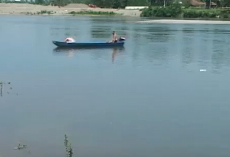 POKUŠALA DA DOHVATI PAPUČU, PA JE POVUKAO VIR U DUBINU Devojčica (16) se udavila naočigled tetke!