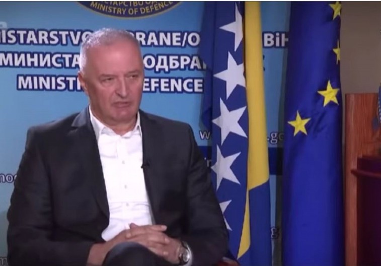 HELEZ NA STOLU PEVAO PESMU USTAŠKOG PEVAČA Mračna istina o ministru odbrane BiH koji optužuje Vučića