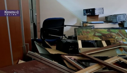 STAKLO PROBIJENO GELERIMA, INVENTAR RAZBACAN Gradonačelnik opštine Zvečan zatekao horor u prostorijama