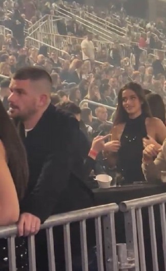 MUŠKARCIMA POPADALE VILICE ZBOG ĆERKE SAŠE MATIĆA! Šljokice sevaju, gola leđa u prvom planu, a majka je ne ispušta iz vida!