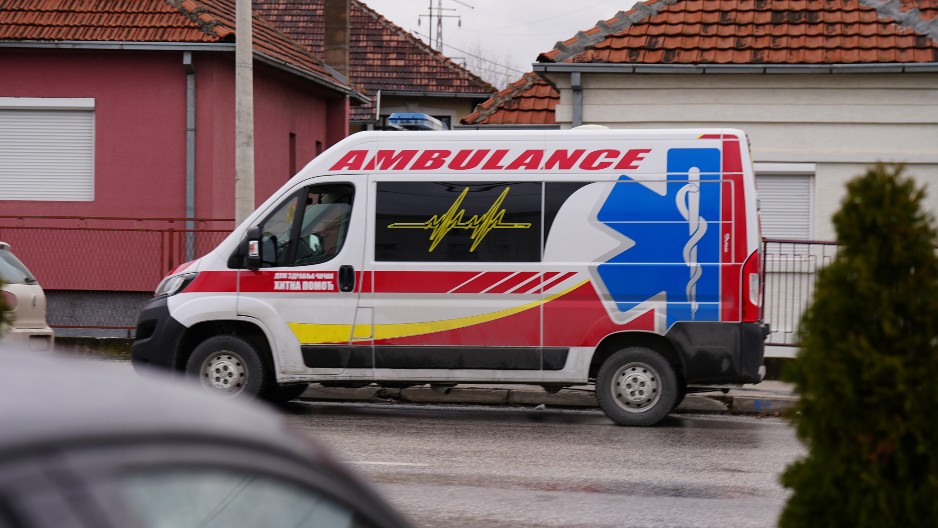 SIN (47) I RODITELJI PRONAĐENI MRTVI U kući kraj tela pronađen nož, sumnja se na trostruko ubistvo