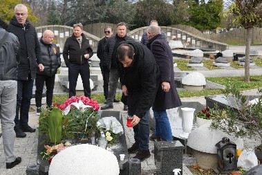 OVO JE JEDINA PEVAČICA KOJA SE DOŠLA NA POMEN DŽEJU RAMADANOVSKOM Samo ona nije zaboravila velikog prijatelja i kolegu