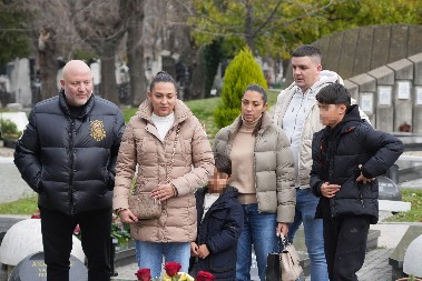 DOŠLA JE PRE SVIH I OSTAVILA VENAC SA TUŽNOM PORUKOM Sa Džejevom ćerkom nije u kontaktu, Marija sada otkrila i zašto