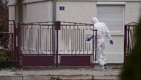 ZAKLAO OCA I MAJKU, PA ISEKAO VENE I IZBO SE PO GRUDIMA Detalji stravičnog zločina u Čačku