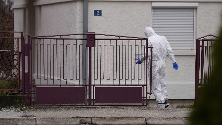 ZAKLAO OCA I MAJKU, PA ISEKAO VENE I IZBO SE PO GRUDIMA Detalji stravičnog zločina u Čačku