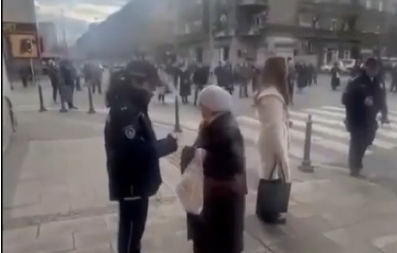 OVO JE PRAVO LICE BLOKADERA! Baka obolela od raka ne može da stigne do lekara, oni je vređaju i smeju se, a policajka je LEGITIMIŠE! Sramota za uniformu koju nosi (VIDEO)