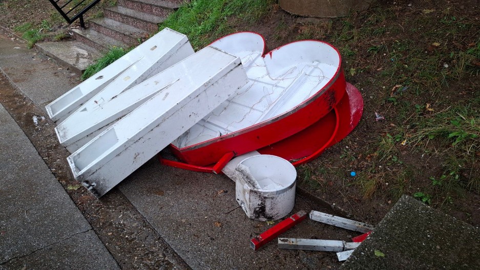 "JOŠ JEDNA PROVOKACIJA KURTIJEVOG REŽIMA!" Radojević na lokaciji gde je skinut natpis "Ja volim Kosovsku Mitrovicu" (VIDEO)