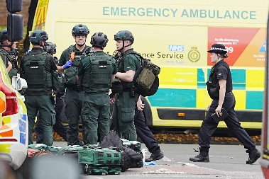 IMA MRTVIH U NAPADU NA SINAGOGU U MANČESTERU Proglašeno vanredno stanje, Starmer se hitno vraća u Britaniju