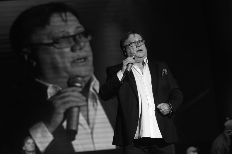 "MOGAO JE JOŠ DA UŽIVA U ŽIVOTU" Pevačica slomljena zbog smrti kolege, poznavala ga je od malih nogu!