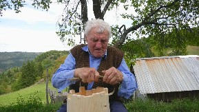 MIROSLAV IZ SELA KOD PRIJEPOLJA JE PRAVI DEKA ZMAJ Ima skoro 90 godina, ali svaki dan ide sa motorkom u šumu i posle pravi čabriće za sir