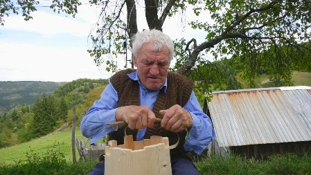 MIROSLAV IZ SELA KOD PRIJEPOLJA JE PRAVI DEKA ZMAJ Ima skoro 90 godina, ali svaki dan ide sa motorkom u šumu i posle pravi čabriće za sir