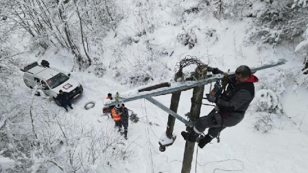 BEZ STRUJE JOŠ DVE I PO HILJADE DOMAĆINSTVA! I dalje na snazi vanredna situacija u Ivanjici, nevreme napravilo haos