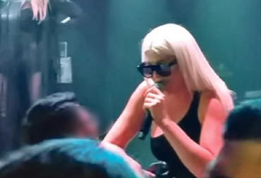 KARLEUŠA SKIDA I BIČUJE MOMKA NA SCENI Žestoko ga ponizila, pa poručila: "Ako nisi pe*er..." (VIDEO)