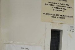 NATPIS NA ZAGREBAČKOM LIFTU ZAPALIO INTERNET Ljudi na mrežama umiru od smeha: ''Radi, ali...'' (FOTO)