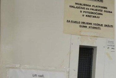 NATPIS NA ZAGREBAČKOM LIFTU ZAPALIO INTERNET Ljudi na mrežama umiru od smeha: ''Radi, ali...'' (FOTO)