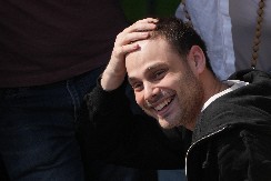 PRVO OGLAŠAVANJE ALONA OHELA! Državljanin Srbije na letu za bolnicu, a u rukama drži OVO (FOTO)