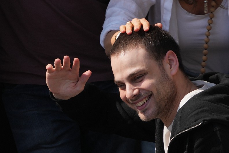 OGLASIO SE ALON OHEL Prve reči državljanina Srbije - odveli ga u bolnicu, OVO JE DRŽAO U RUKAMA