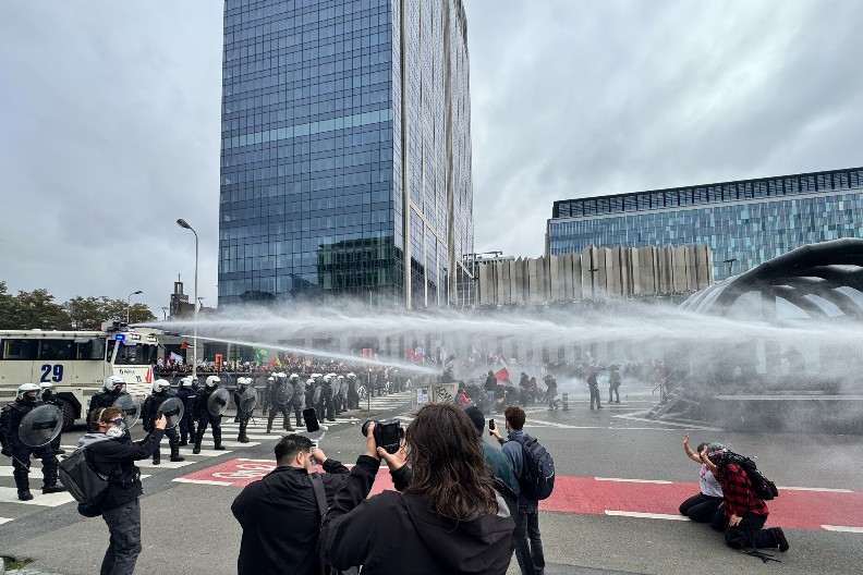 VODENI TOP I SUZAVAC NA DEMONSTRANTE Evo kako se briselska policija obračunava sa učesnicima protesta (FOTO)