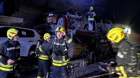 ŠLEPER PUN NOVIH ELEKTRIČNIH "PANDI" ZAPALIO SE USRED TUNELA Drama na auto-putu