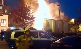 PRVI SNIMCI KATASTROFALNOG POŽARA U LONDONU Ogroman plamen obasjao noćno nebo, 100 vatrogasaca na terenu (VIDEO)