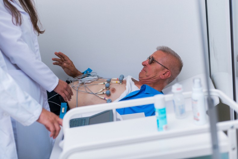 AKO PRIMETITE OVAJ SIMPTOM DOK LEŽITE NA LEĐIMA, SRCE VAM NIJE U REDU  Evo kada morate na hitan pregled kod kardiologa