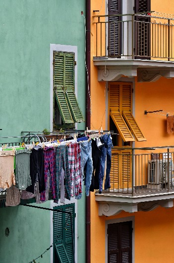 NE BACAJTE PARE NA SUŠILICU Domaćice otkrivaju trik za brže sušenje veša zimi – rešite se buđi i neprijatnog mirisa!