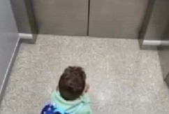 SNIMAK KOJI JE RASPLAKAO CEO SVET Dečak se zaglavio u LIFTU, a onda se pomolio - ono što se desilo posle ostavilo sve bez reči! (VIDEO)