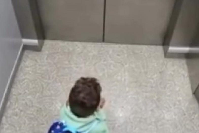 SNIMAK KOJI JE RASPLAKAO CEO SVET Dečak se zaglavio u LIFTU, a onda se pomolio - ono što se desilo posle ostavilo sve bez reči! (VIDEO)