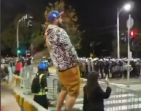 NOVA ODVRATNA SCENA, PRIREDILI SU NAM JE BLOKADERI Opet skidaju gaće na skupu, BRUKA ŠTA POKAZUJU (VIDEO)